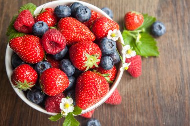 rustik ahşap adam kase ile taze çilek