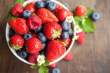 rustik ahşap adam kase ile taze çilek