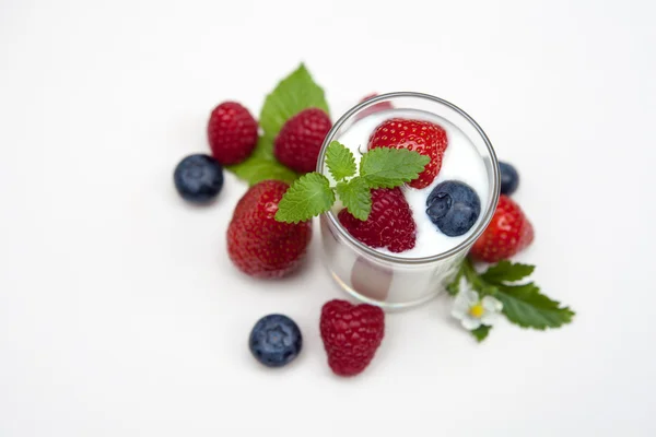Yogurt naturale con bacche fresche mescolato isolato su con — Foto Stock