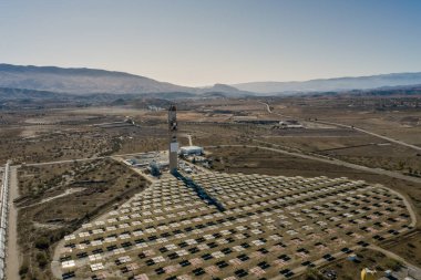 Güneş enerjisi kullanımı araştırmaları için Almera Platformlarının İHA hava fotoğrafçılığı