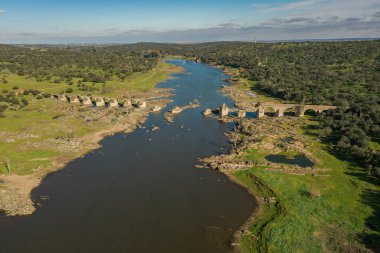 Elvas Portekiz ile Olivenza İspanya ve tarihi Ajuda Köprüsü arasındaki Guadiana sınır nehrinin havadan görünüşü