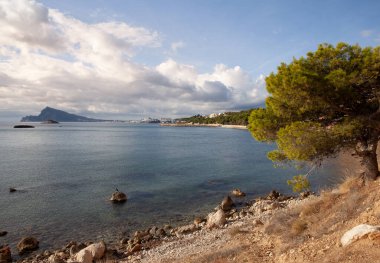 Portosenso İspanya yakınlarındaki bir koyda Akdeniz kıyı manzarası Avrupa Otantik Seyahat Fotoğrafçılığı