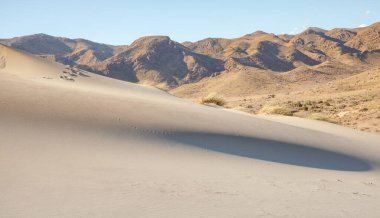 Cabo de Gata 'daki Monsul Körfezi' nde kum tepesi. Doğal Park Endülüs İspanya Avrupa 'yı geziyor.