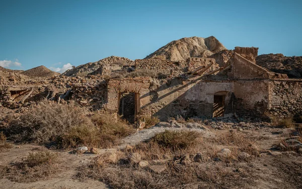 Tabernas Desert Hill Manzarası İspanya 'da gömülü bir ev harabesi.