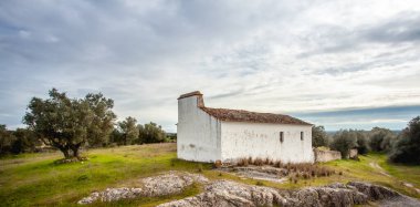 Alentejo Portekiz Avrupa 'sının tipik manzarasında küçük eski bir çiftlik evi.