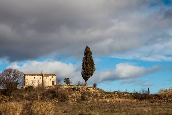 Saint Jean Vareilles Şapeli Paulhan France Selvi Ağacıyla Manzara Avrupa — Stok fotoğraf