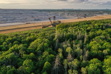 Hambacher Ormanı 'nın havadan görünüşü ve arka planda yakınlardaki açık çukur Hambach.