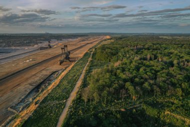 Hambach Ormanı yakınlarındaki Hambach açık çukurunun hava görüntüsü.