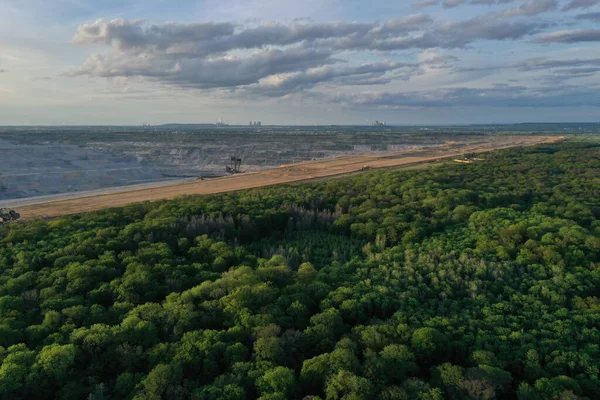 Hambacher Ormanı 'nın havadan görünüşü ve arka planda yakınlardaki açık çukur Hambach.