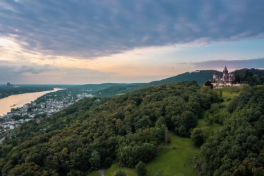 Drachenburg ve doğa gün batımında Siebengebirge Koenigswinter 'da.