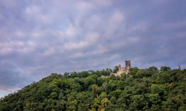 Günbatımında Siebengebirge Koenigswinter 'da ejderha kaya kalıntısı ve doğa manzarası
