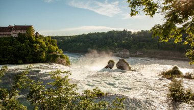 Rhine Falls ve Schaffhausen, İsviçre 'deki Laufen Kalesi