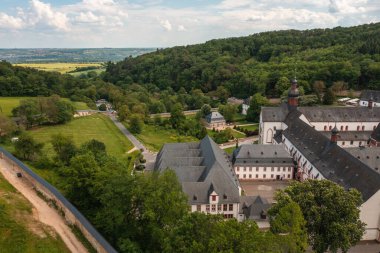 Almanya, Eberbach Manastırı 'ndan tüm bina binasının hava görüntüsü ilginç seyahat yerleri