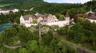 Laufen Kalesi 'nin İsviçre' deki Rhine Şelalesi 'nin havadan görünüşü.