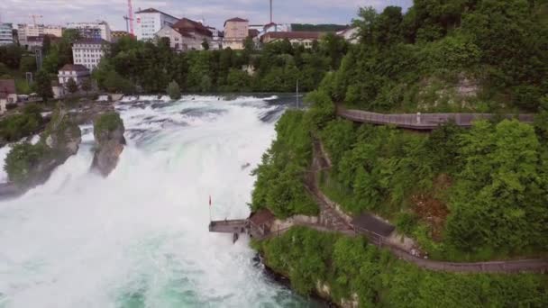 瑞士莱茵河瀑布和劳芬城堡的空中景观 — 图库视频影像