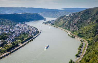 Ren Vadisi Manzarası, Sterrenberg ve Liebenstein kaleleri Kamp-Bornhofen ve Bad Salzig köyü.