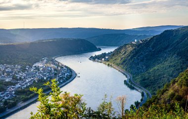 Ren Vadisi Manzarası, Sterrenberg ve Liebenstein kaleleri Kamp-Bornhofen ve Bad Salzig köyü.