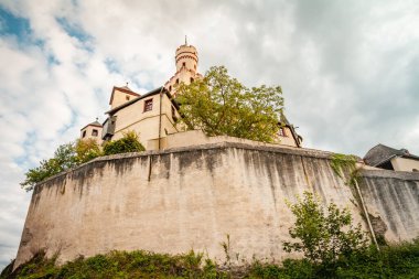 Marksburg Tepe Kalesi tamamen korunmuş, asla yok edilmemiş.