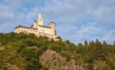 Ren kıyısındaki gül bahçesi parkından Marksburg manzarası