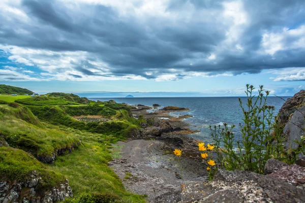 Kustlijn op grond van Dunure Castle — Stockfoto