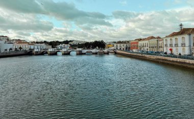 Portekiz 'deki Gilao Nehri' ne bakan Tavira şehrinin manzarası