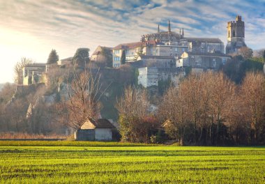 Viviers im stimmungsvollen Morgen Sonnenlicht