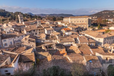 Viviers Ardèche Fransa Ortaçağ kasabası çatılarda