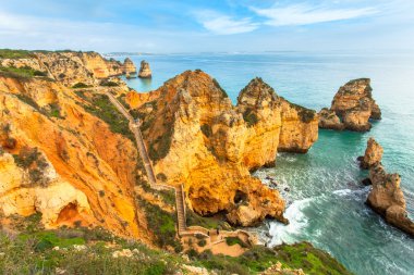 Kayalık sahil Güney Algarve Portekiz