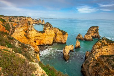 Kayalık sahil Güney Algarve Portekiz