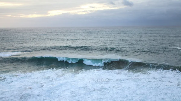 Onde marine dell'Atlantico selvaggio in inverno Algarve — Foto Stock