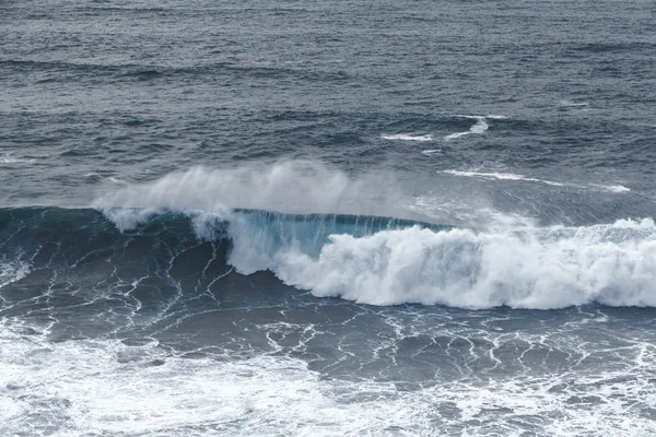冬のアルガルヴェ地方の海洋野生大西洋の波 — ストック写真