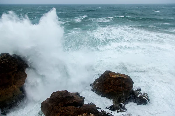 Storm golven spatten op rotsen — Stockfoto