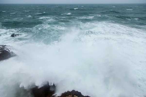 Θύελλα κύματα εκτοξεύεται στα βράχια — Φωτογραφία Αρχείου
