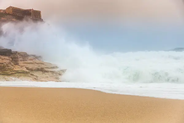 Κύματα καταιγίδα ρολό πάνω από την παραλία και το χειροκρότημα στους βράχους — Φωτογραφία Αρχείου