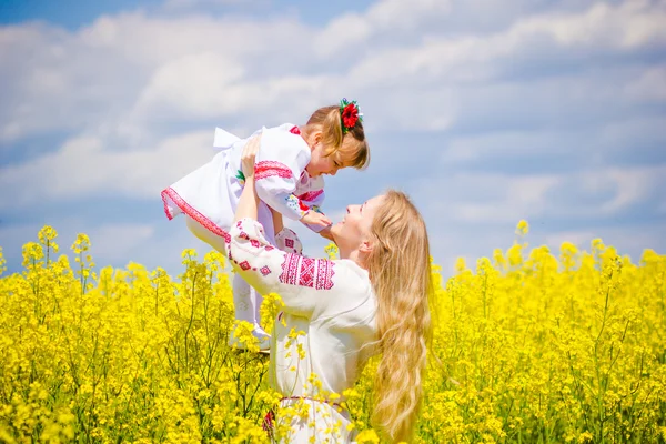 Украинская семья одета в национальную одежду