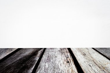 Boş ahşap teras ile doku arka planı için beton duvar beyaz renk