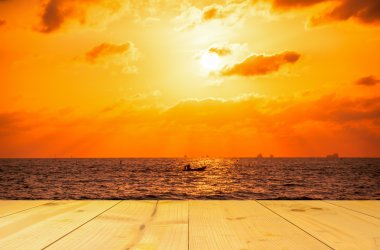 gündoğumu veya günbatımı dönem boş ahşap iskele ile deniz üzerinde tekne