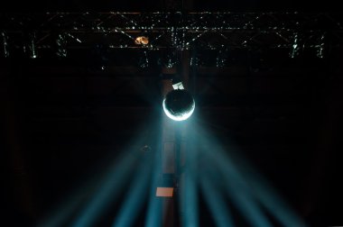 Aynalı küreyi mavi renk sis ışık ile