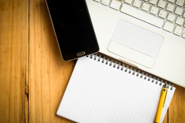 boş dizüstü bilgisayar ve cep telefonu ve laptop ile sarı bir kalem 