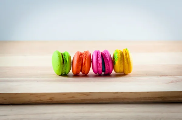 Macarons coloridos em fundo de madeira — Fotografia de Stock