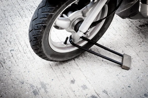 motoycycle ile proaktif güvenlik masterkey tarafından park ediyor