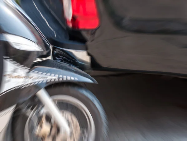 Moto sfocatura incidente di moto collisione con posteriore nero pick-up Immagini Stock Royalty Free