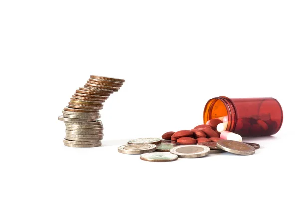 Feche as pílulas e moedas de Medicina. conceito financeiro — Fotografia de Stock