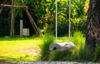 günlük salıncak Bahçe ağacında altında asılı