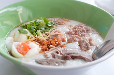 Pirinç lapası, pirinç yulaf çorbası, pirinç çorbası pirinç çorbası yumurta ve domuz