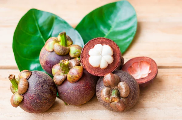Mangosteen rustik ahşap masa üzerinde. Tayland yerel meyve