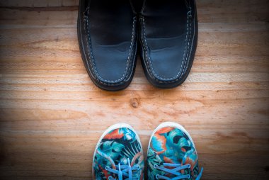 ahşap arka plan üzerinde deri ve kanvas ayakkabı. iş hayatı bala