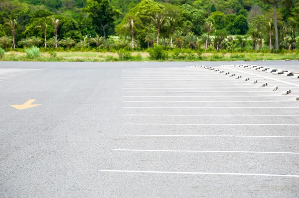 O estacionamento do carro ao ar livre com marcação de cor branca — Fotografia de Stock