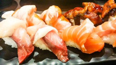 siyah plaka üzerinde çeşitli suşi