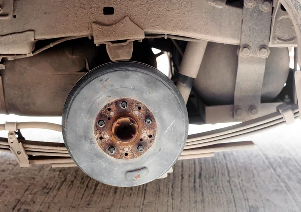 El freno de tambor trasero es parte de repuesto de un coche pick-up. esperando la rueda — Foto de Stock